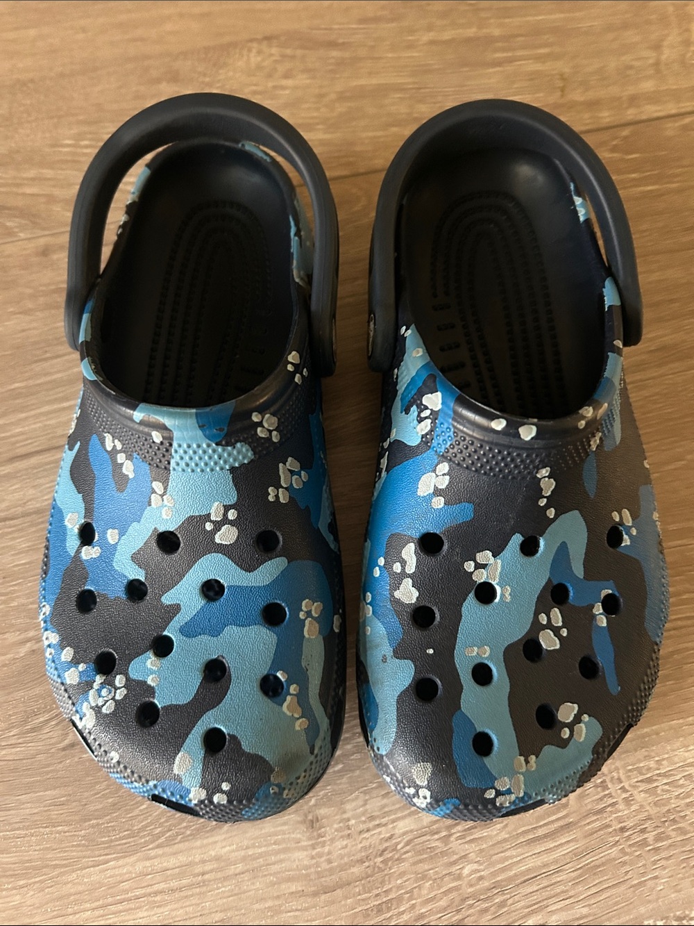 Crocs Classic Printed Clog Sliders Slip on Shoes Blue Camo, Sz. J4, Like New.